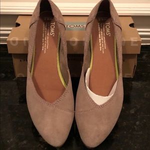 New! TOM’S SUEDE TAUPE FLATS SIZE 6.5